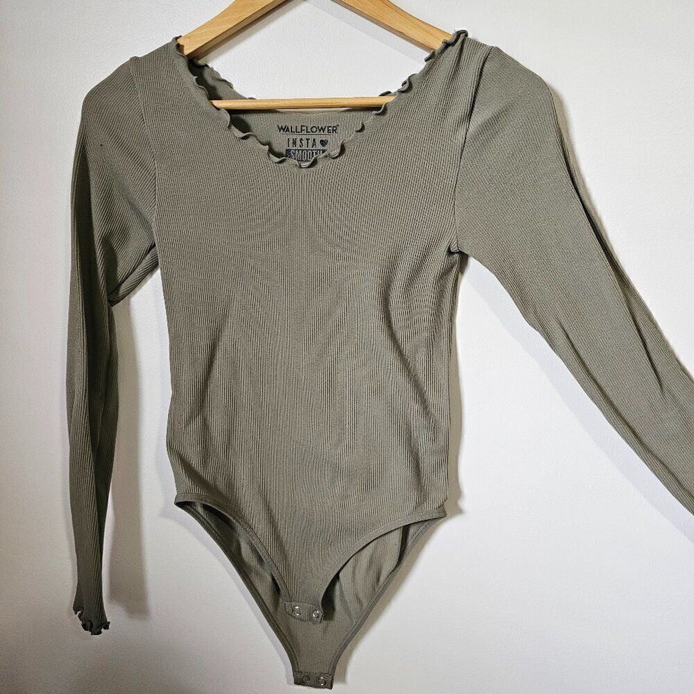EUC WALLFLOWER INSTASMOOTH RIBBED LETTUCE HEM OLIVE BODYSUIT SIZE M